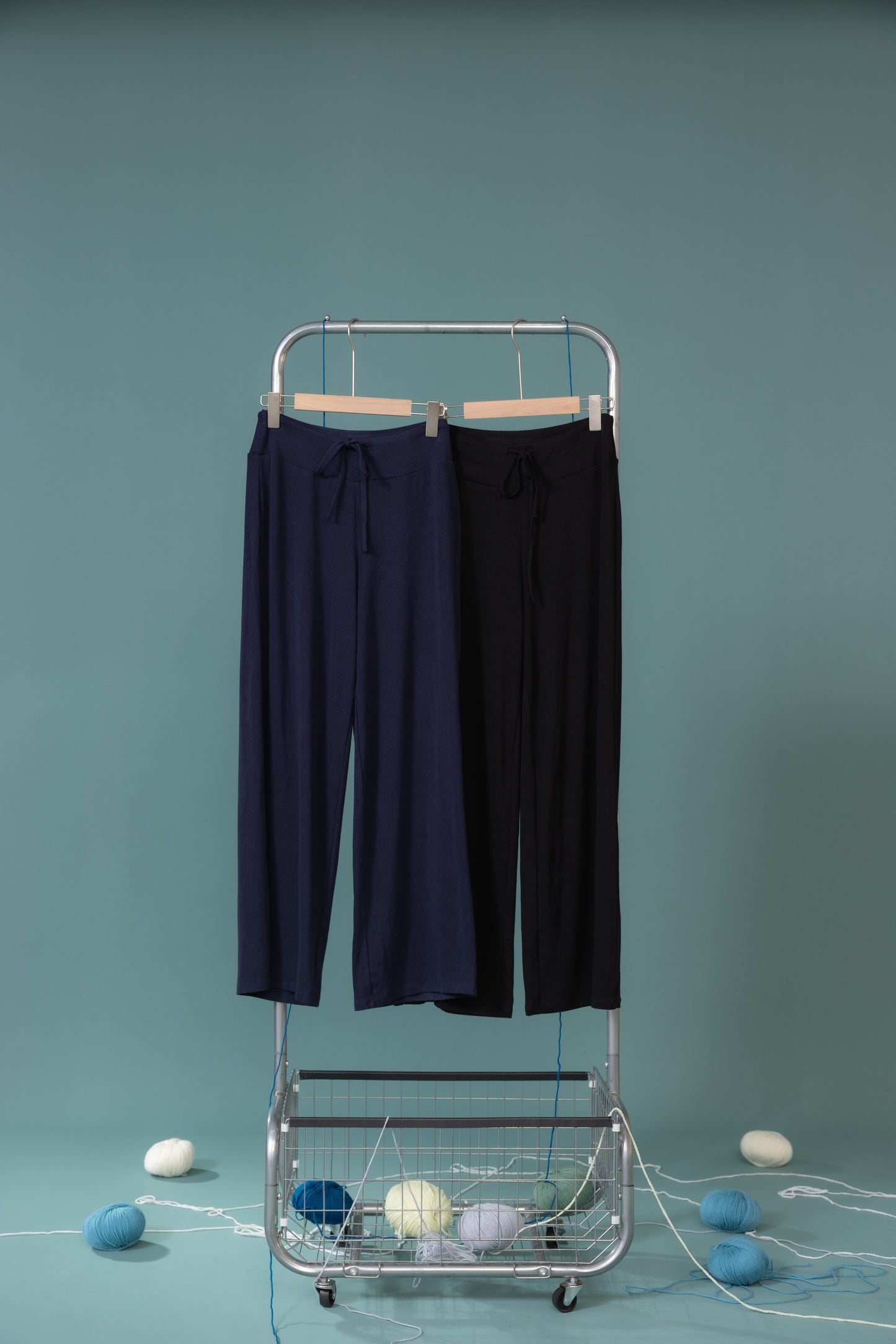 絨霧輕垂_ 長寬褲